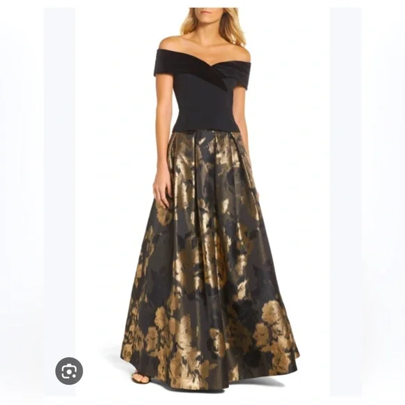 Off the shoulder velvet & crepe top - Picture 2 of 11